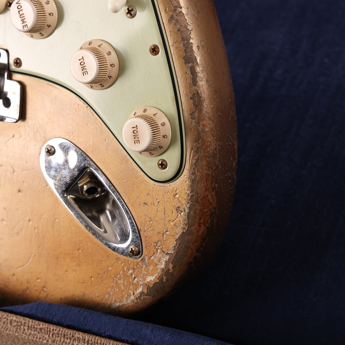 Fender Custom Shop 1963 Stratocaster Ultimate Relic Faded Shoreline Gold over Silver Masterbuilt Andy Hicks — 11