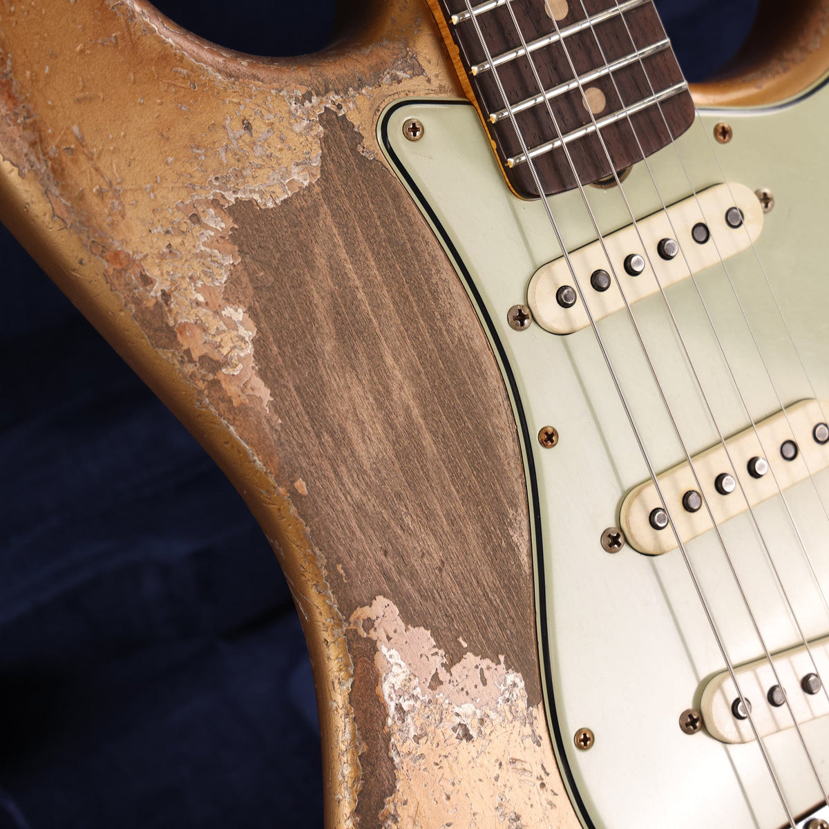 Fender Custom Shop 1963 Stratocaster Ultimate Relic Faded Shoreline Gold over Silver Masterbuilt Andy Hicks — 6