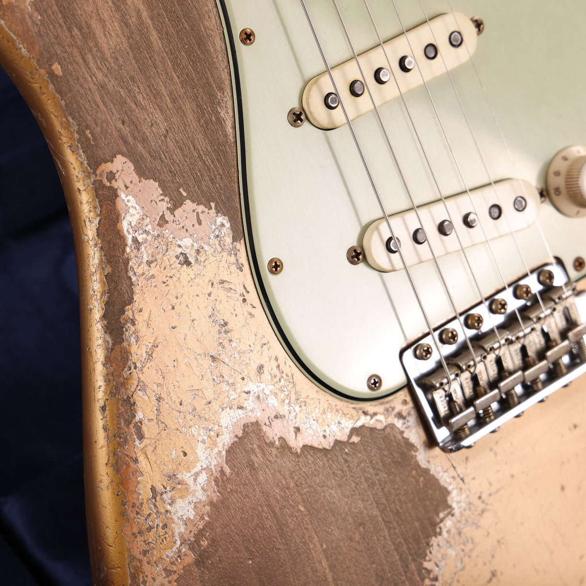 Fender Custom Shop 1963 Stratocaster Ultimate Relic Faded Shoreline Gold over Silver Masterbuilt Andy Hicks — 7