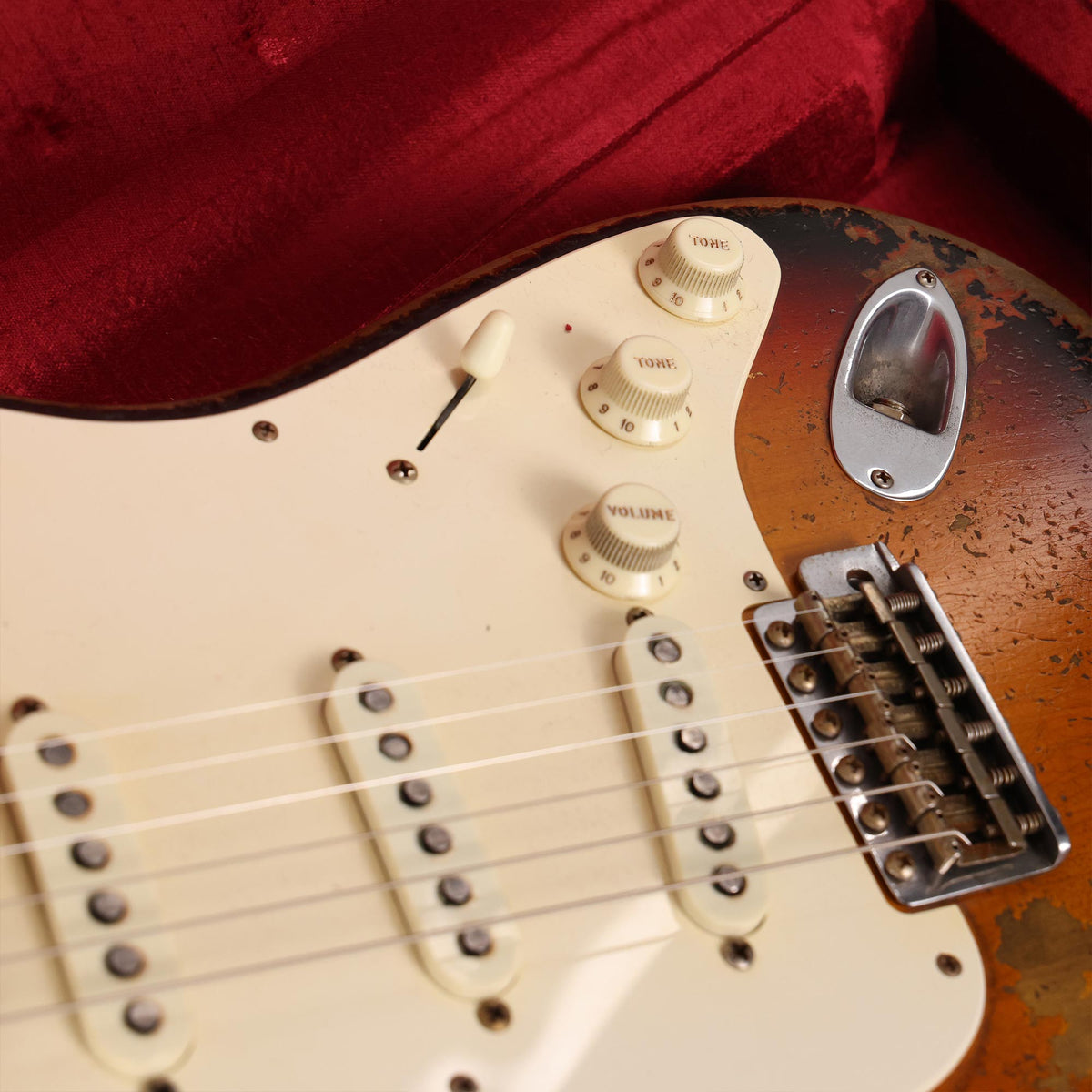 Fender Custom Shop 1957 Stratocaster Ultimate Relic Masterbuilt Dale Wilson 3-Tone Sunburst — 6