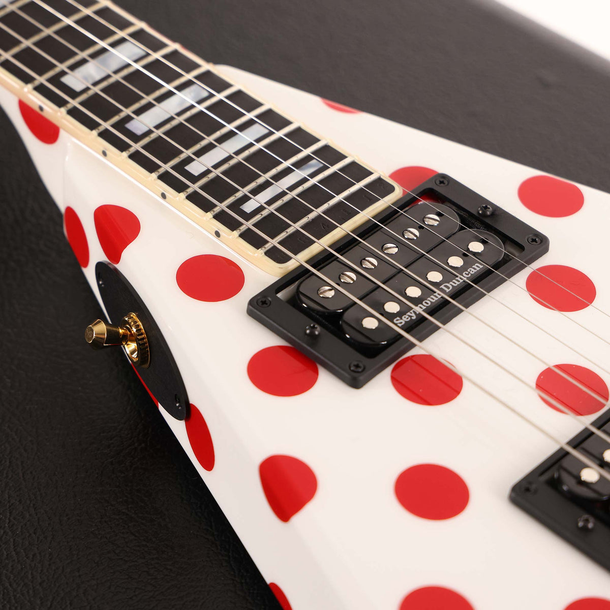 Jackson Custom Shop Randy Rhoads RR 1.5 Music Zoo Exclusive White with Red Polka Dots — 7