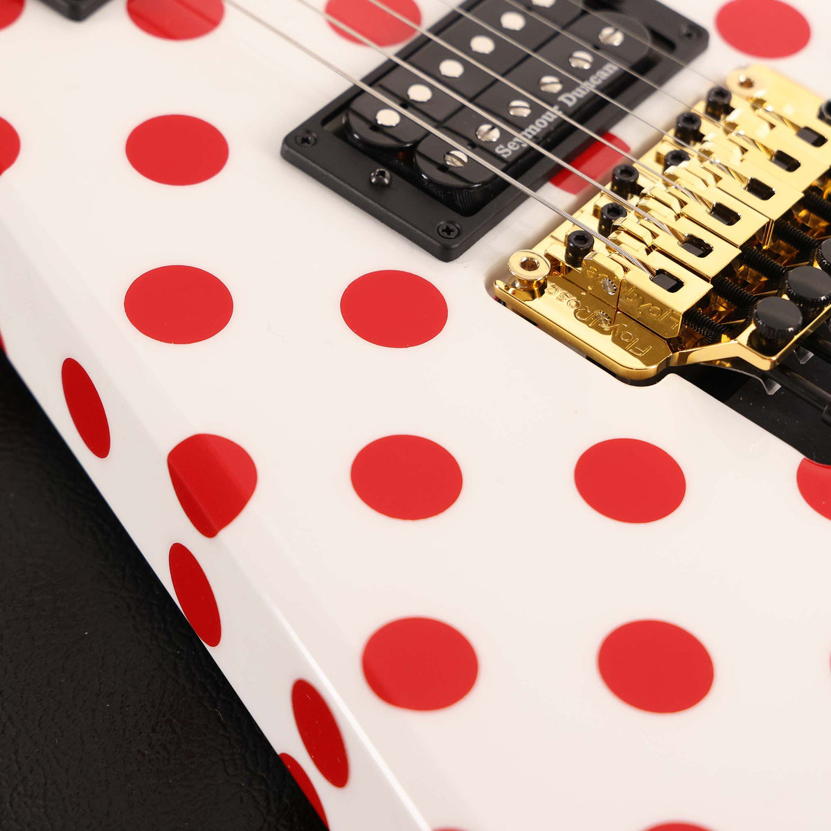 Jackson Custom Shop Randy Rhoads RR 1.5 Music Zoo Exclusive White with Red Polka Dots — 8