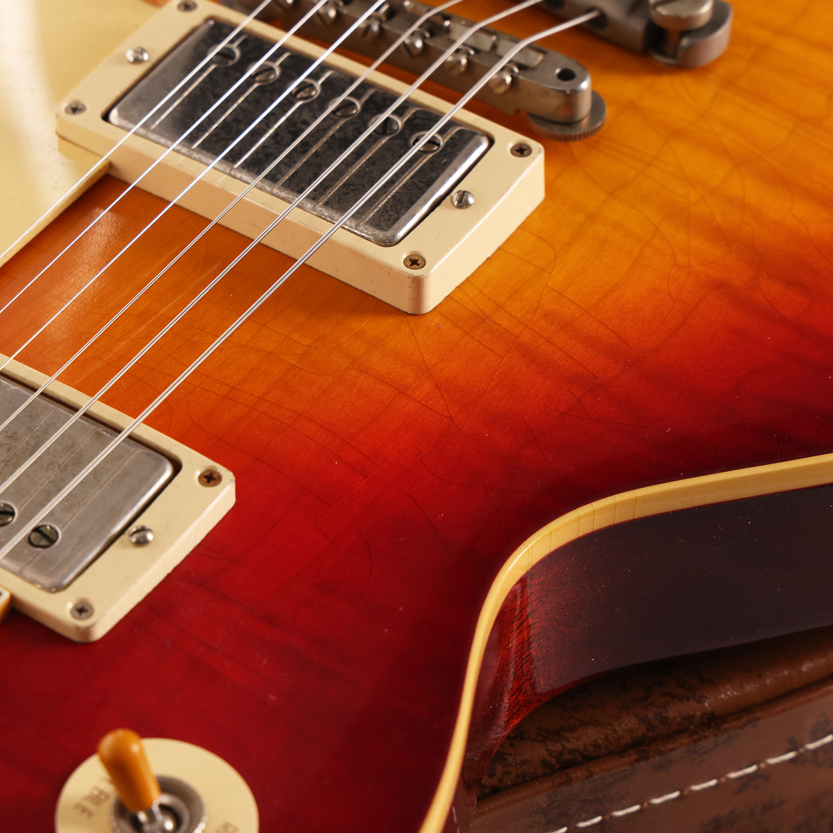 Gibson Custom Shop 1959 Les Paul Standard Reissue Ultra Light Aged Factory Burst — 10