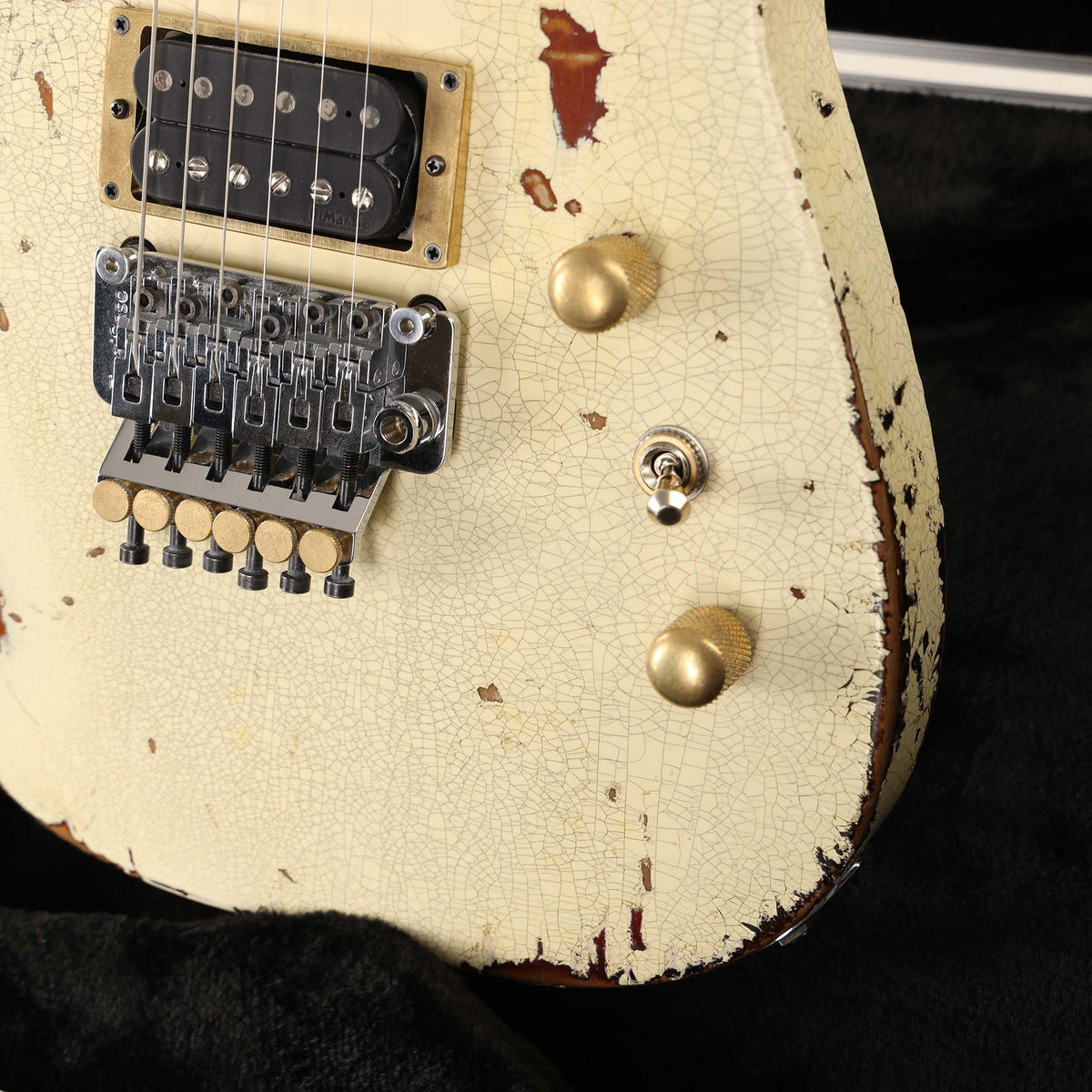 Jackson Custom Shop Soloist Nitro Aged Vanilla Shake over 3-Tone Sunburst NAMM 2025 Display — 10