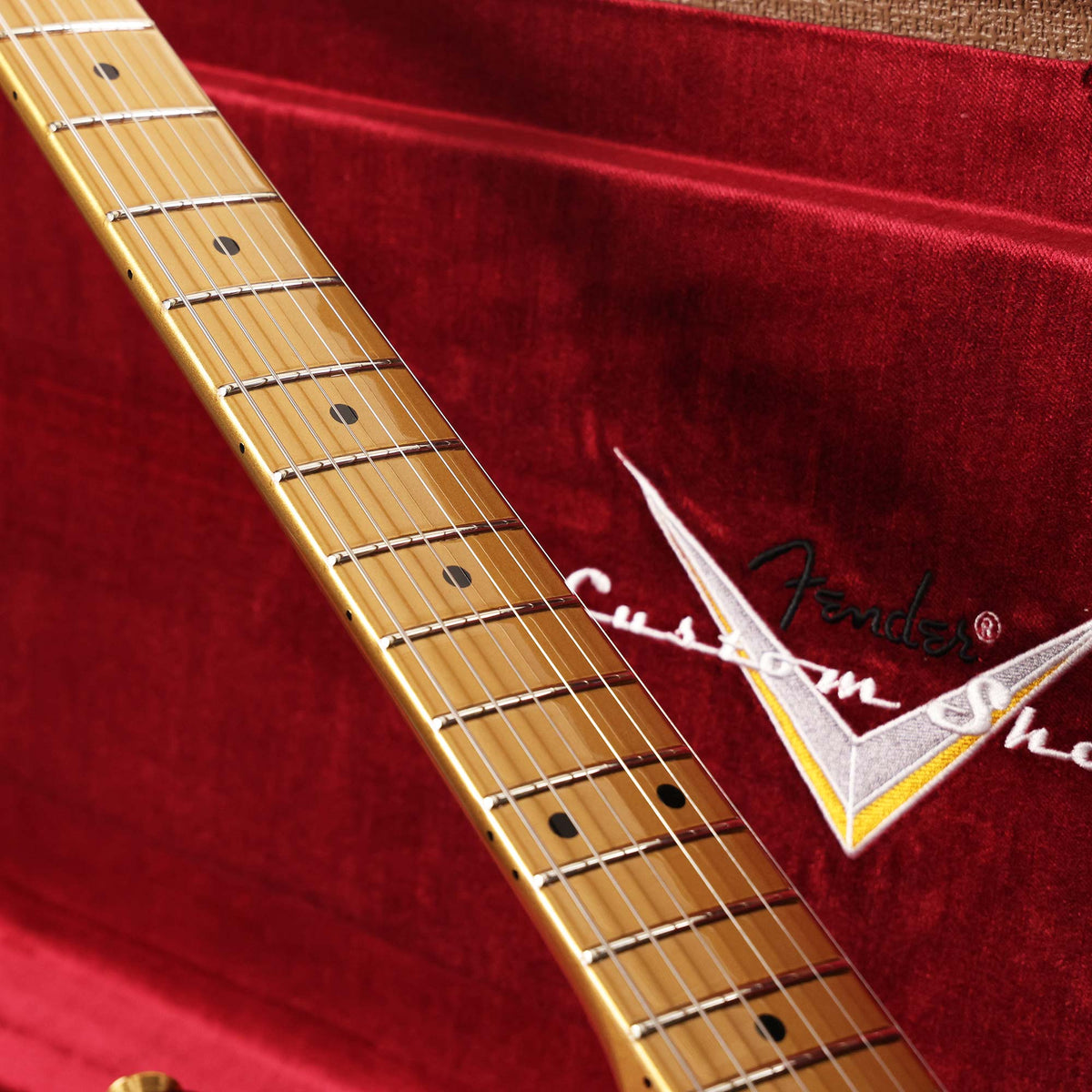 Fender Custom Shop 1960s Stratocaster Black and HLE Gold — 9
