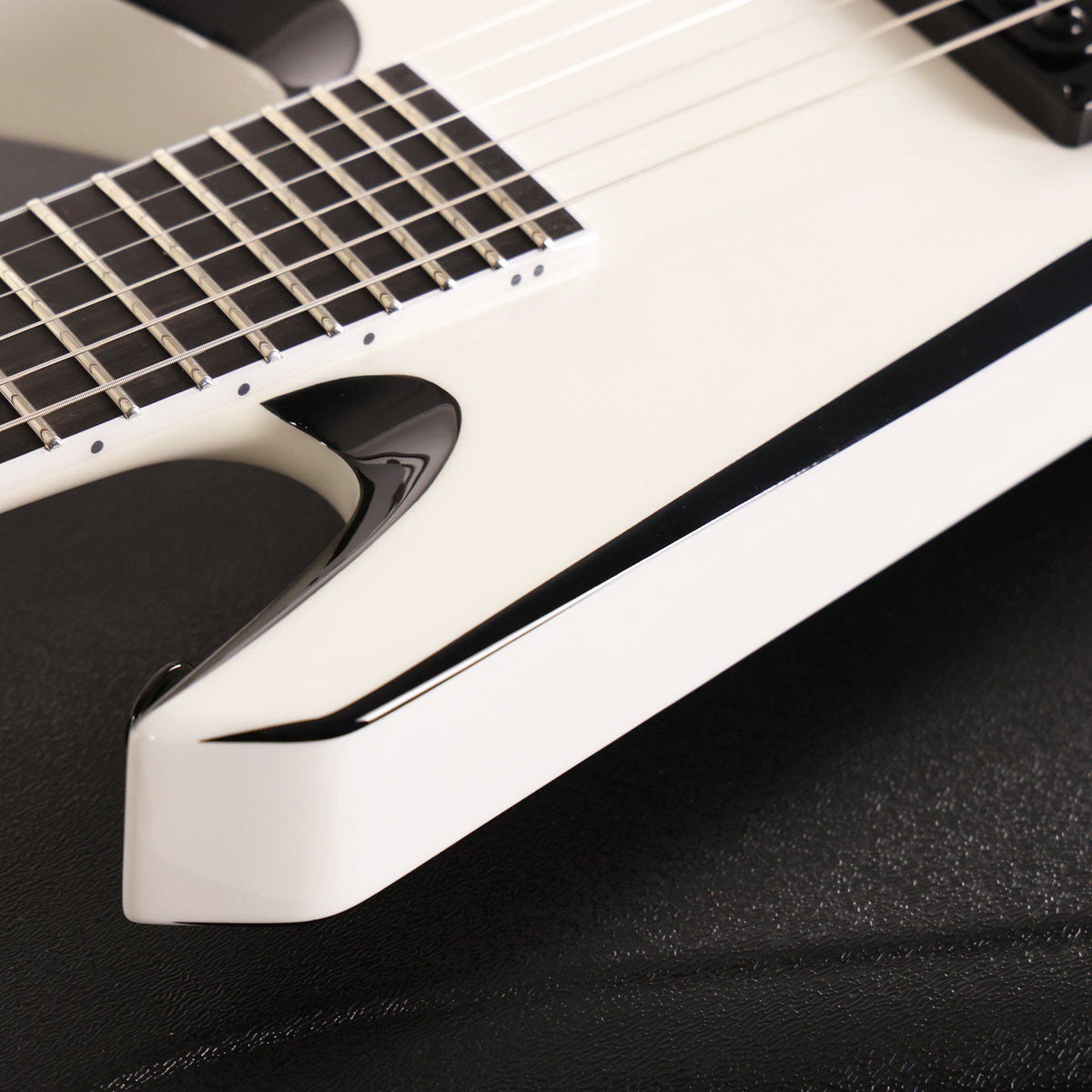 Jackson Custom Shop Warrior Snow White with Black Bevels — 6
