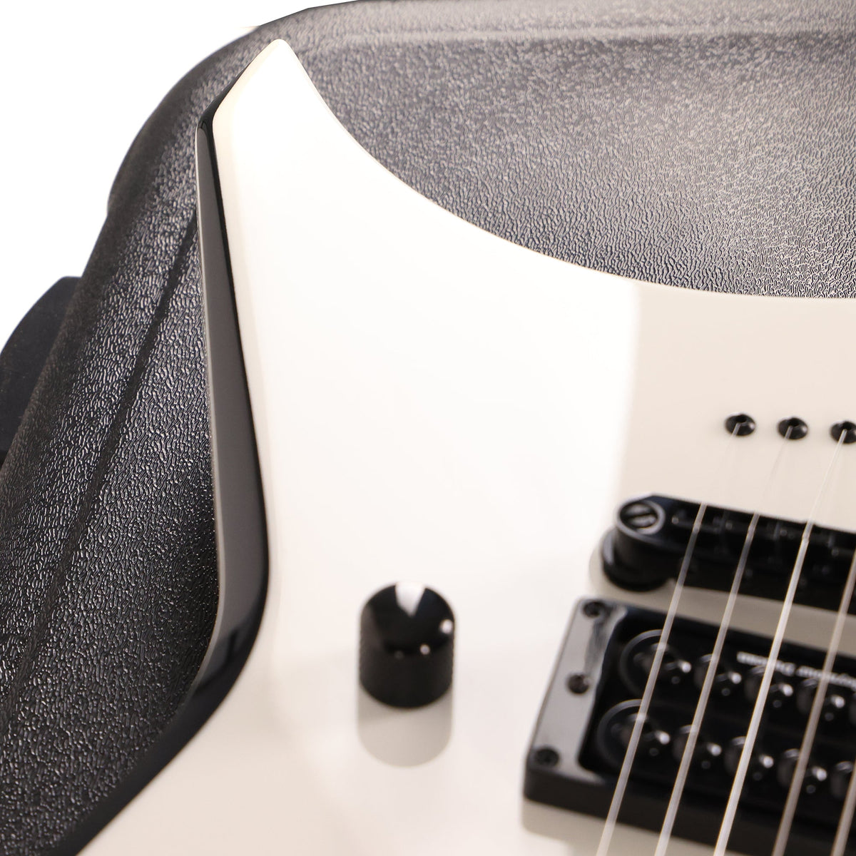Jackson Custom Shop Warrior Snow White with Black Bevels — 8