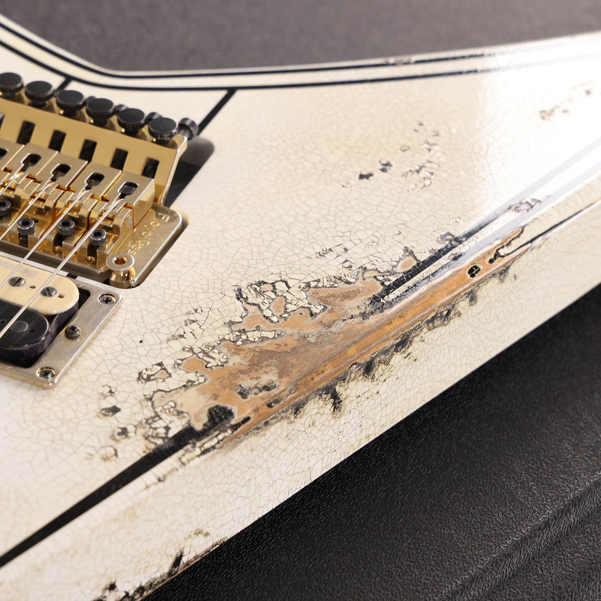 Jackson Custom Shop RR Rhoads Nitro Tour Relic White with Black Pinstripes — 8