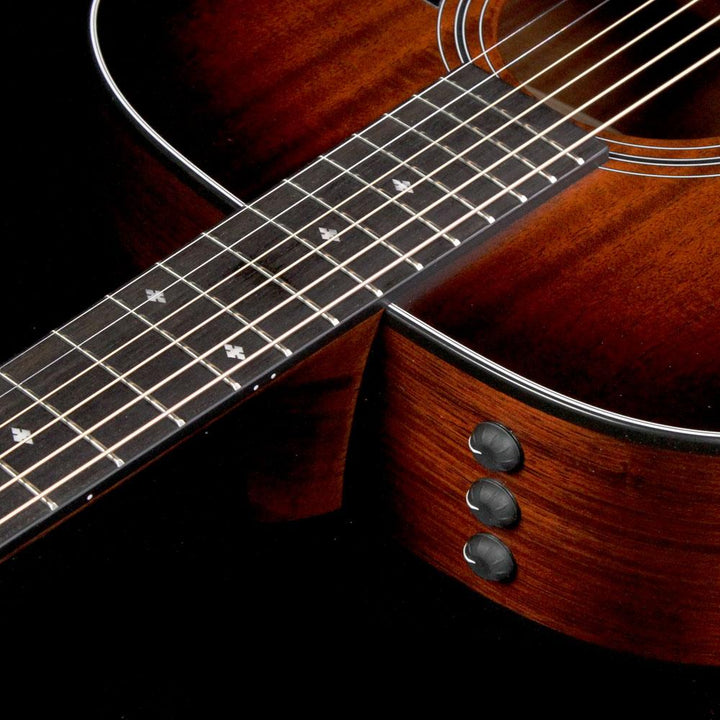 Taylor 320e Mahogany Top Dreadnought Shaded Edgeburst