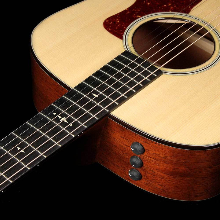 Taylor 510e Dreadnought Acoustic-Electric Natural