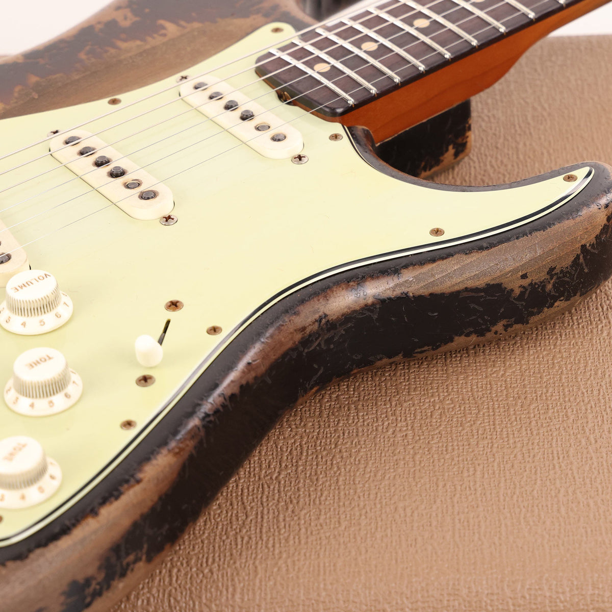 Fender Custom Shop '60 Stratocaster Masterbuilt Dale Wilson 3-Tone Sunburst Ultimate Relic — 10