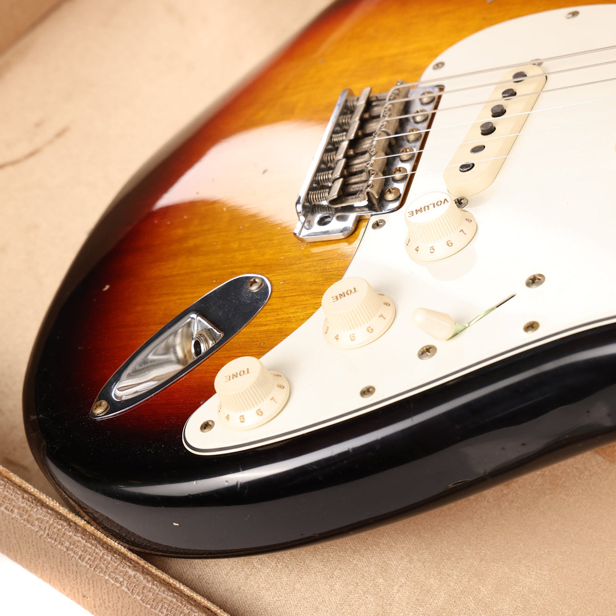 Fender Custom Shop 1963 Stratocaster Reissue Korina Body Journeyman Relic 3-Tone Sunburst — 9