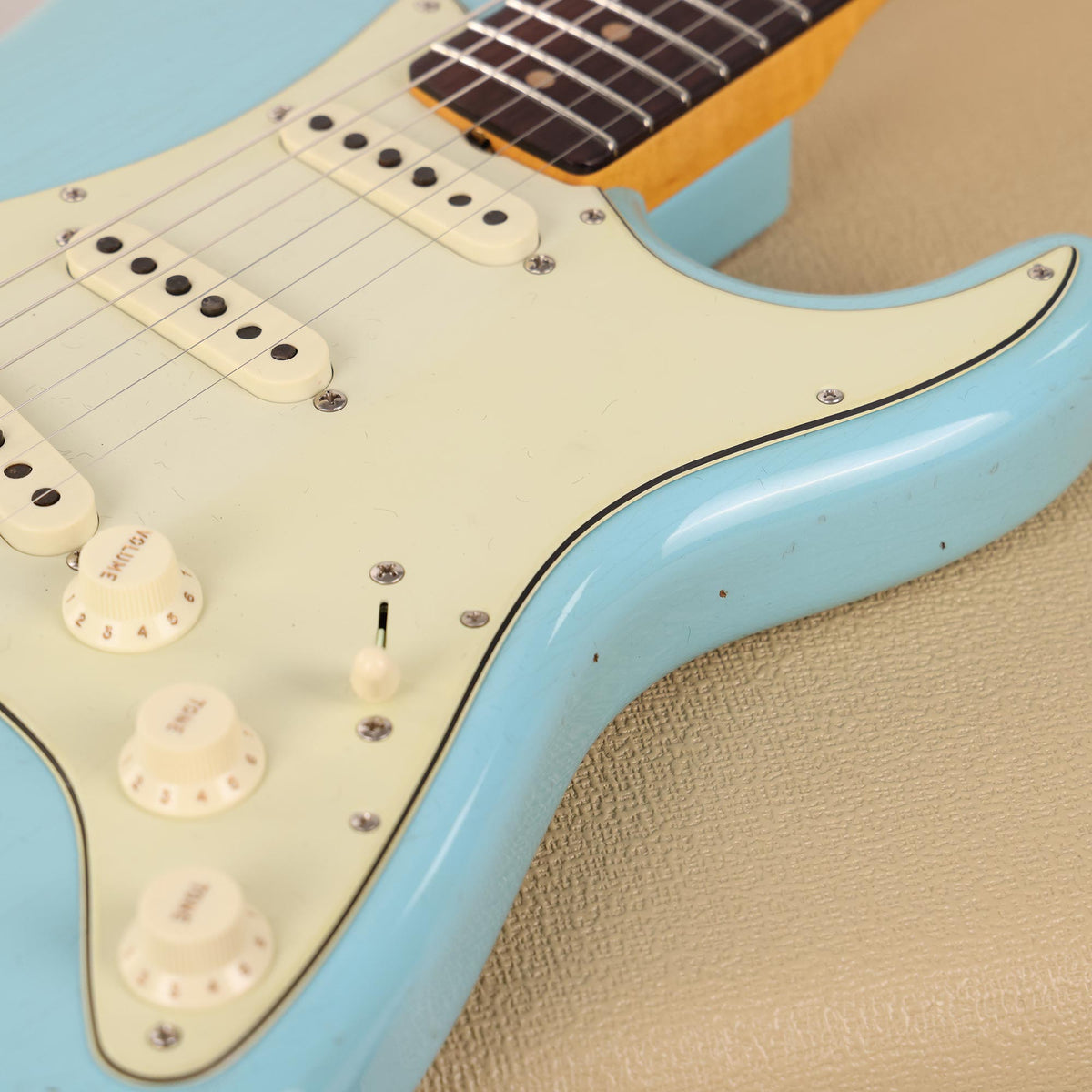 Fender Custom Shop Limited Edition 1964 Stratocaster Journeyman Relic Aged Daphne Blue Used — 10