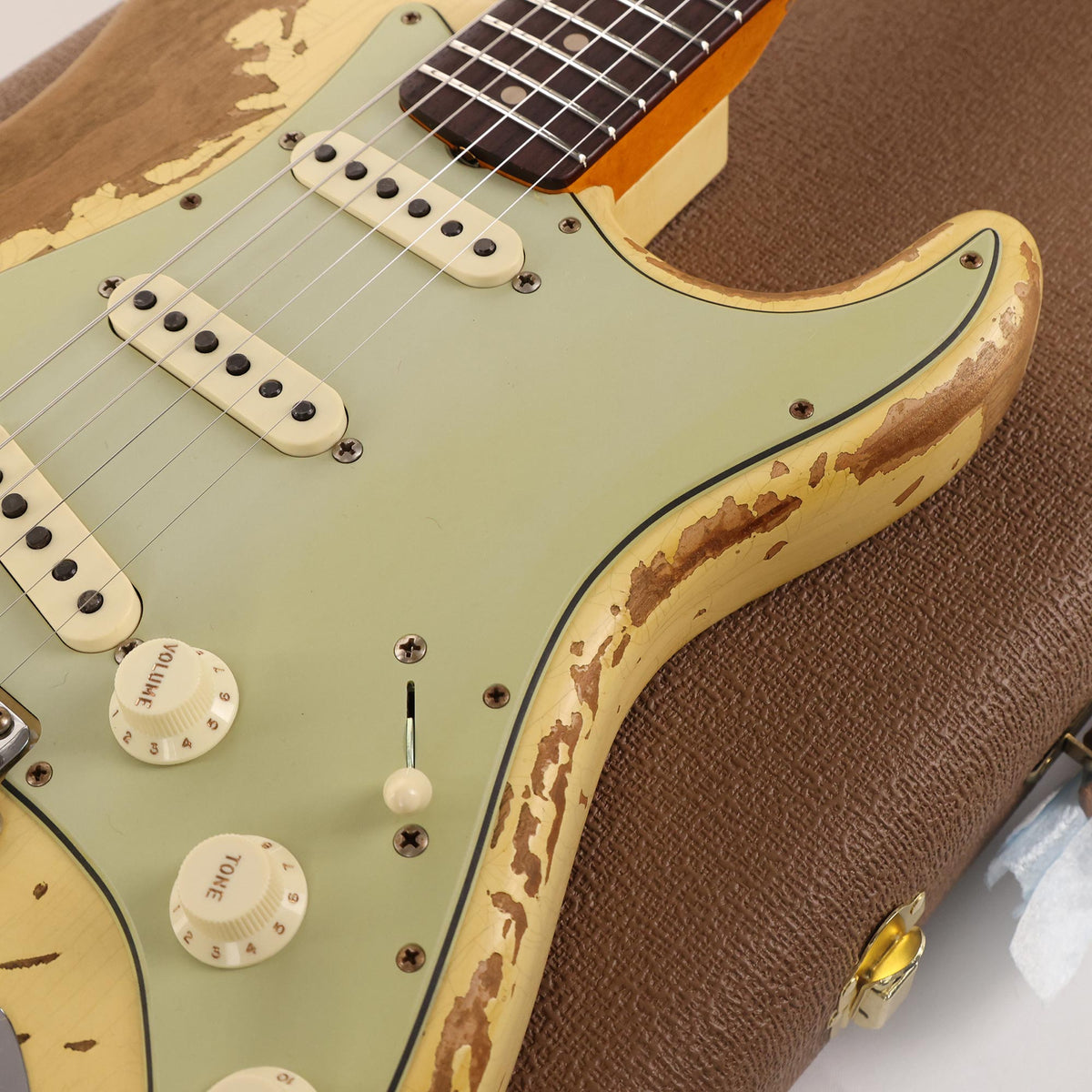 Fender Custom Shop Dual Mag II Stratocaster Super Heavy Relic Aged Vintage White — 10