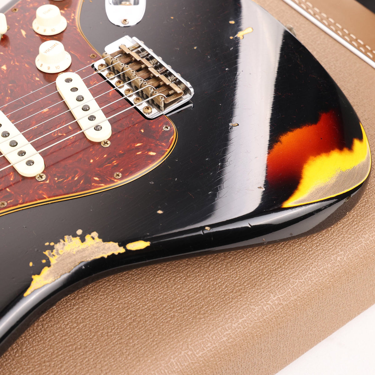 Fender Custom Shop Limited Edition 1961 Stratocaster Heavy Relic Aged Black over 3-Tone Sunburst — 8