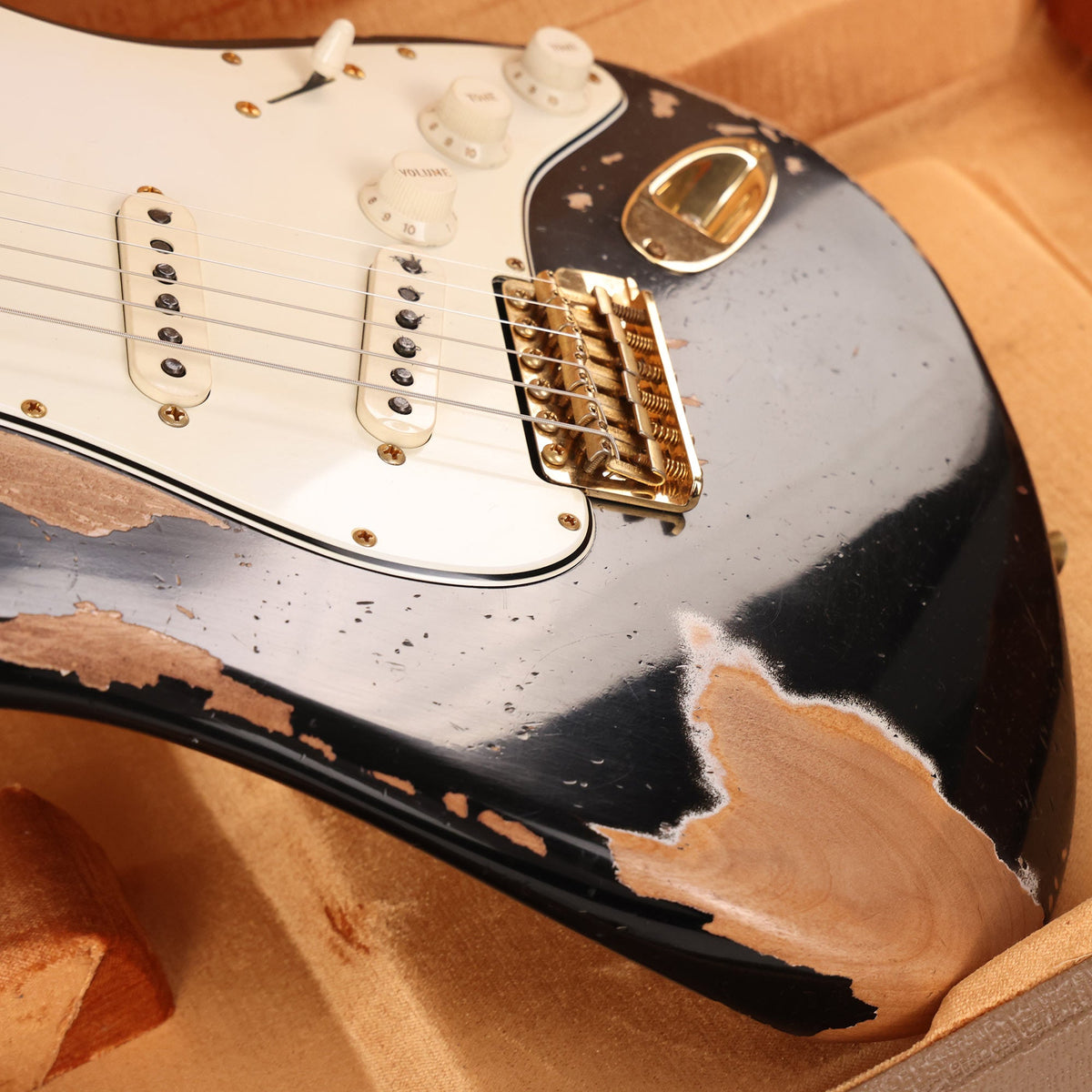 Fender Custom Shop 1960s Stratocaster Ultimate Relic Black with Gold Hardware Masterbuilt David Brown — 8
