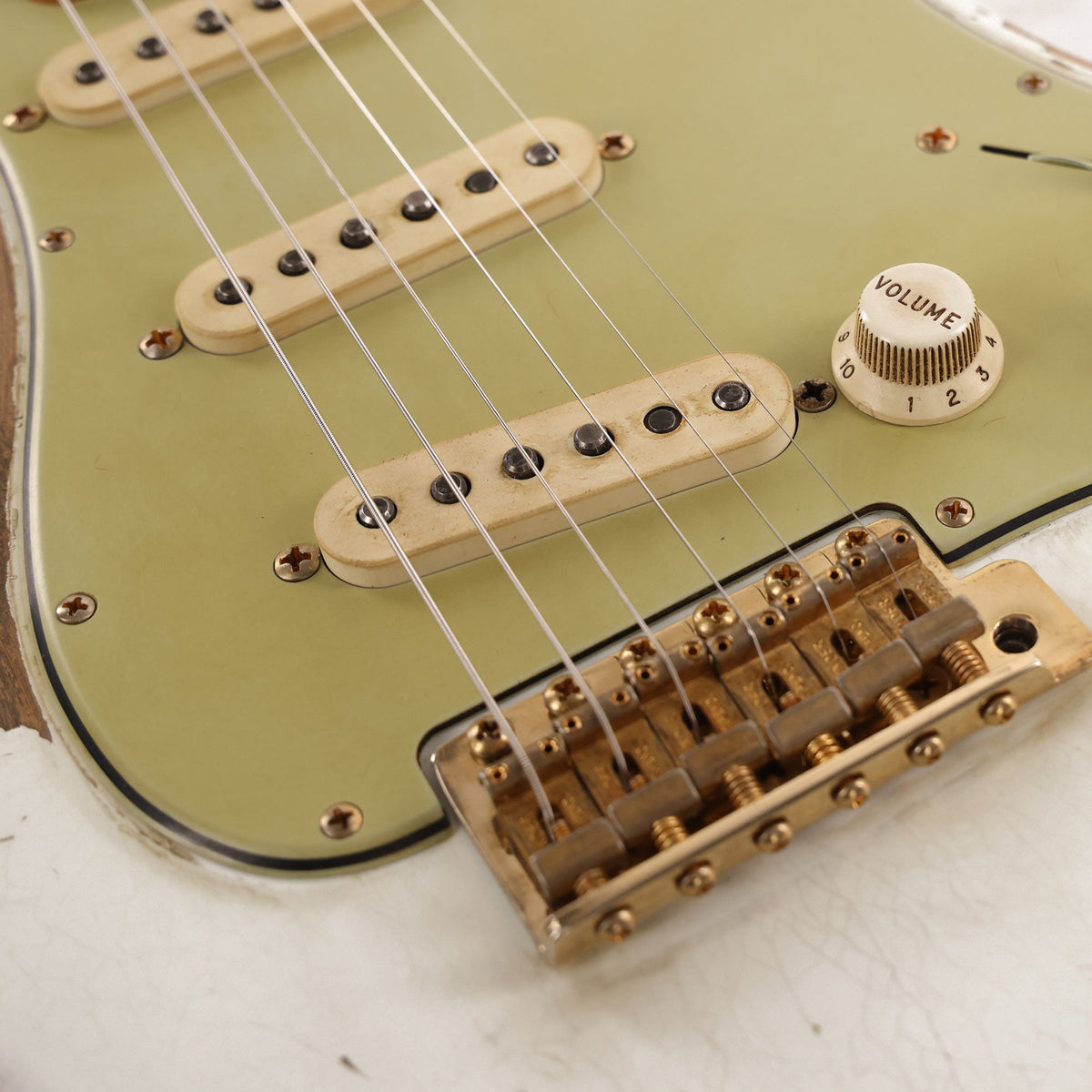 Fender Custom Shop 1960s Stratocaster Ultimate Relic Masterbuilt Andy Hicks Olympic White — 6