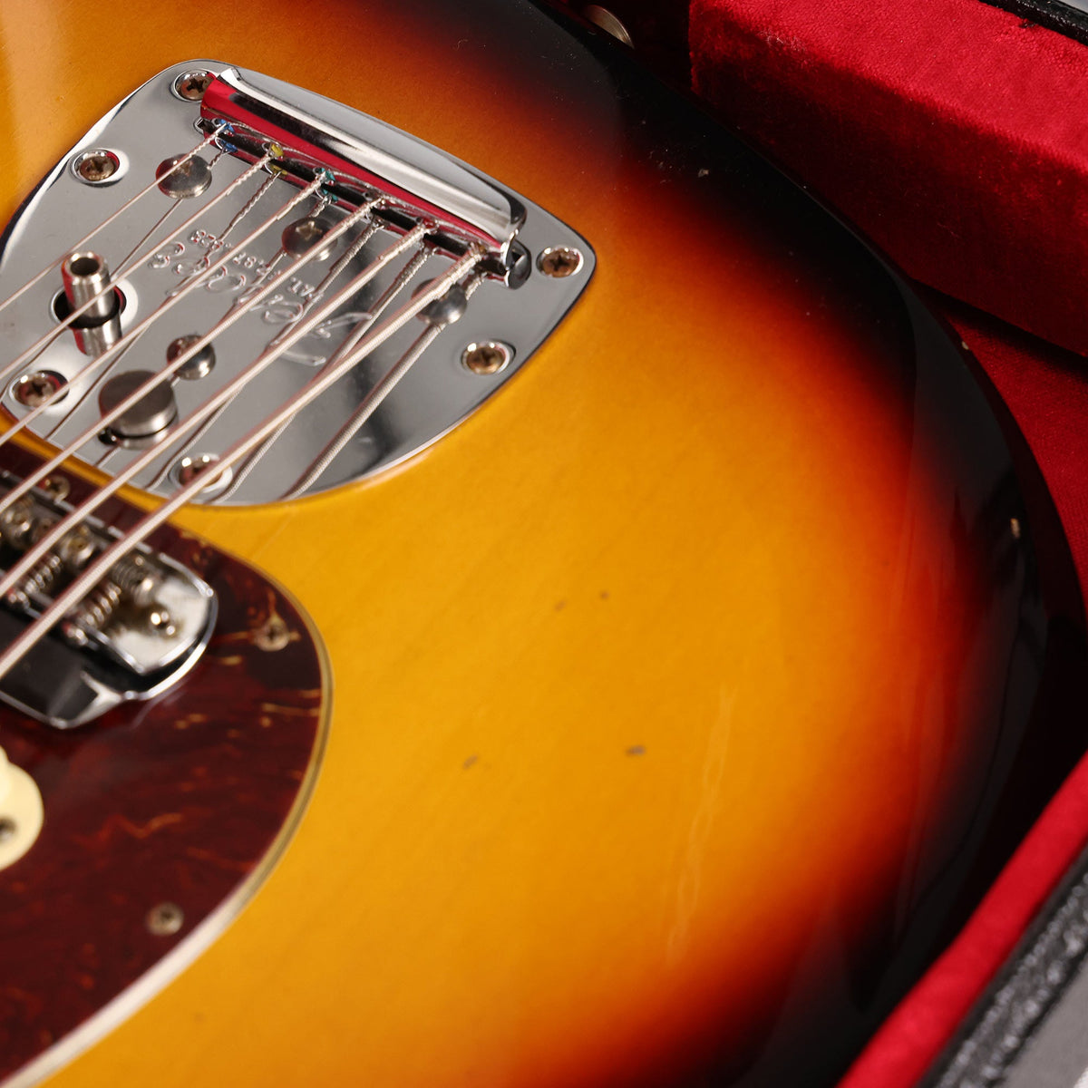 Fender Custom Shop Limited Bass VI Journeyman Relic 3-Tone Sunburst — 9